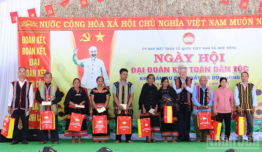 Phó Thủ tướng Thường trực Chính phủ Nguyễn Hòa Bình tặng quà cho người dân thôn Chả Nhầy, xã biên giới Dục Nông.