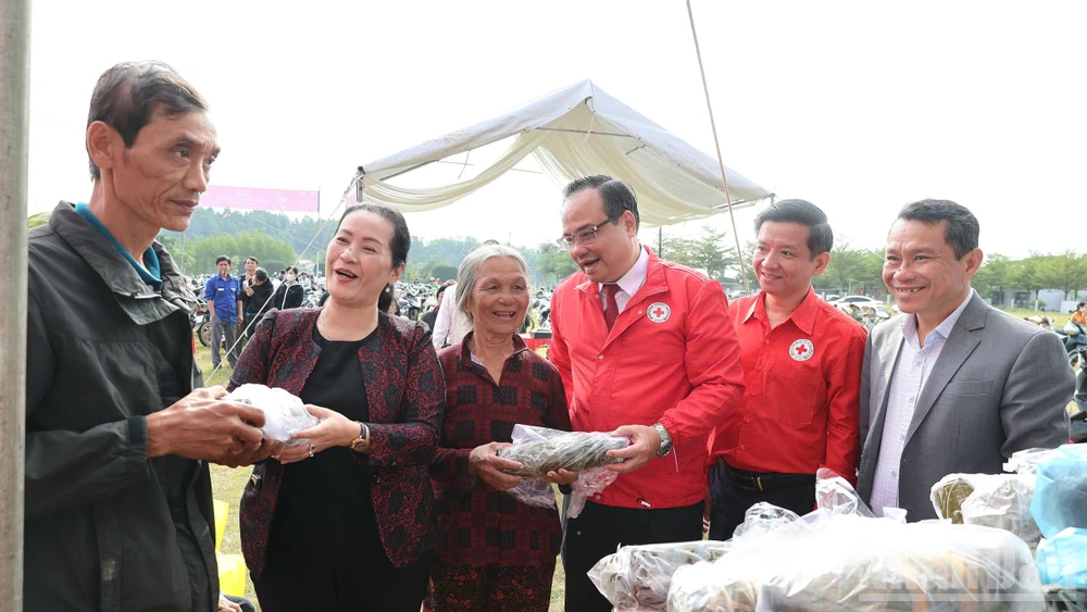 Phó Bí thư Tỉnh ủy Quảng Ngãi Đinh Thị Hồng Minh trao quà Tết cho người nghèo.