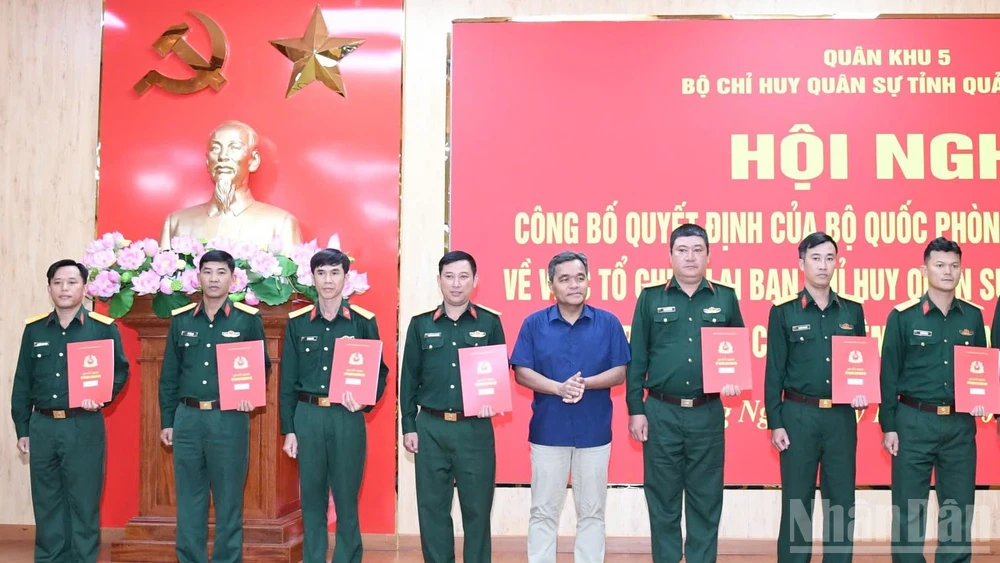 Đồng chí Hồ Văn Niên, Ủy viên Trung ương Đảng, Bí thư Tỉnh ủy, Bí thư Đảng ủy Quân sự tỉnh Quảng Ngãi, trao quyết định cho đội ngũ sĩ quan chính quy giữ chức Chỉ huy trưởng Ban Chỉ huy Quân sự cấp xã.