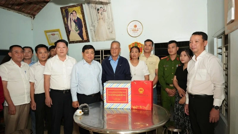 Phó Thủ tướng Nguyễn Chí Dũng tại gia đình anh Võ Viết Quang, phường Hương Thủy.