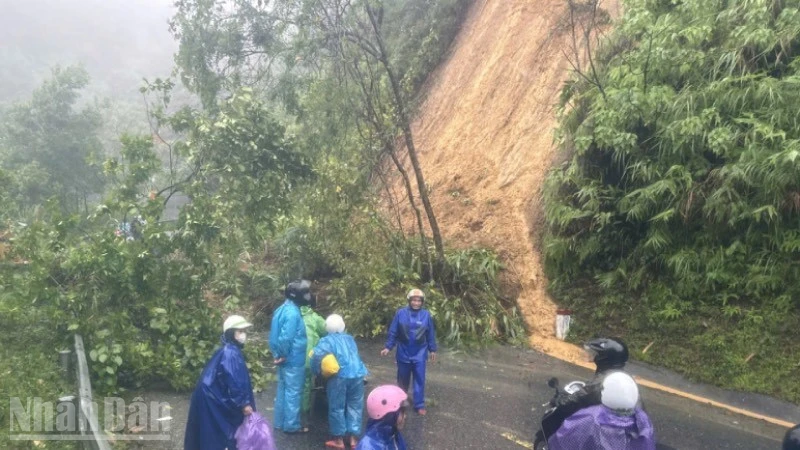 QL49 nối trung tâm thành phố lên các xã A Lưới bị sạt ta-luy dương ở km76 lúc 15 giờ, đã được xử lý thông xe.