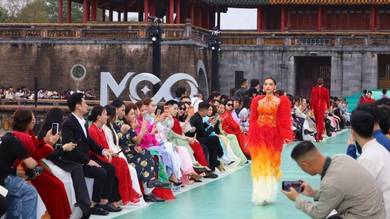 72 thí sinh tham gia cuộc thi sắc đẹp Miss Cosmo 2025 chiều nay đã sải bước trước Ngọ Môn Đại Nội Huế.