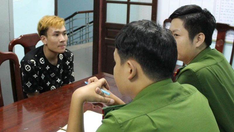 Nguyễn Anh Tuấn Vũ tại cơ quan điều tra. (Ảnh Công an cung cấp)