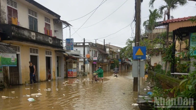 Sáng 18/11, nước lụt đang rút nhanh ra khỏi nhiều khu dân cư.