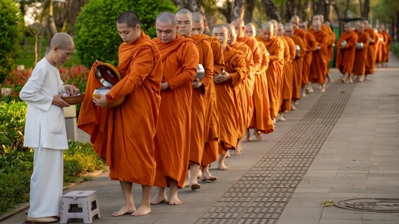 Đoàn khất thực đi qua công viên trước Ủy ban nhân dân thành phố Huế sáng 1/3. (Ảnh: Lê Đình Hoàng)