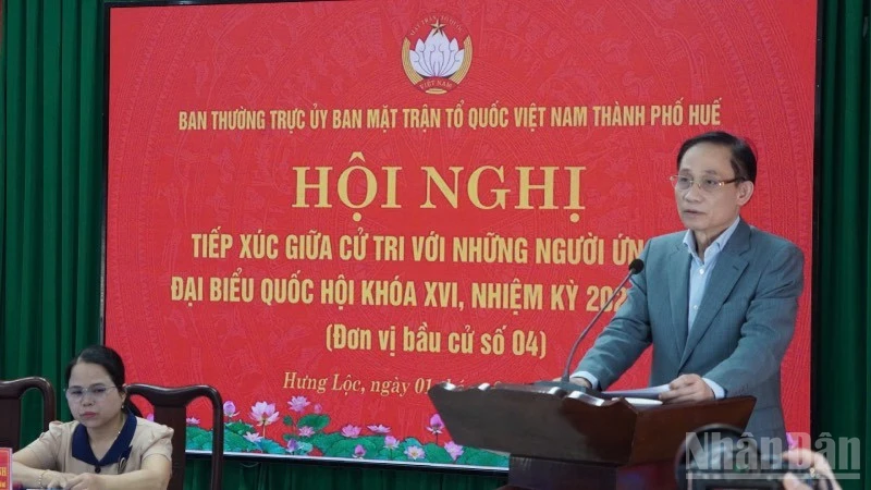 Ông Lê Hoài Trung trình bày chương trình nếu được bầu làm đại biểu Quốc hội trước cử tri xã Hưng Lộc.
