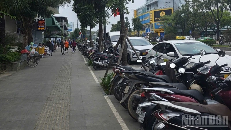 Phường Thuận Hóa cấm để xe máy trên hè ở nhiều tuyến đường trung tâm.