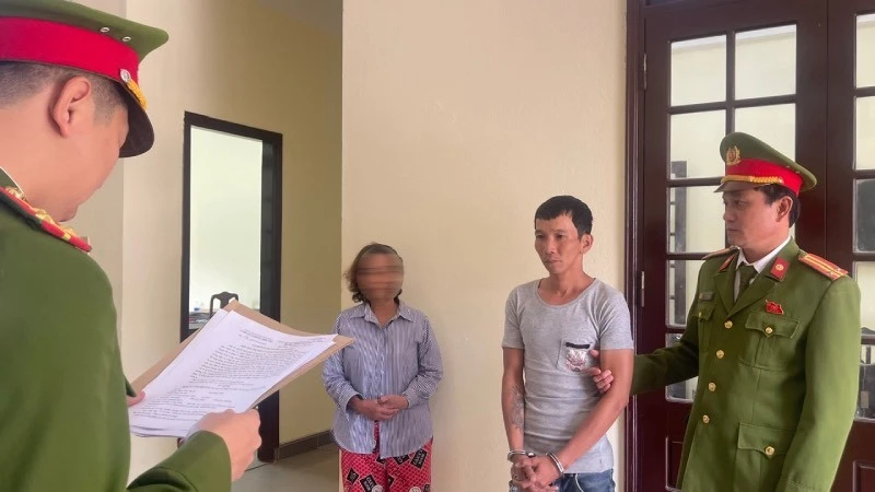 Cơ quan điều tra tống đạt quyết định khởi tố, bắt giam bị can đến Phan Văn Thanh.