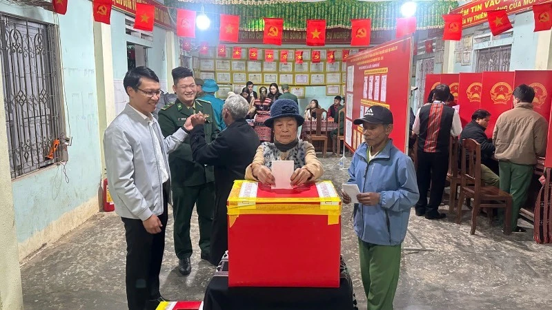 Đồng bào vùng cao A Lưới, thành phố Huế bỏ phiếu bầu. 