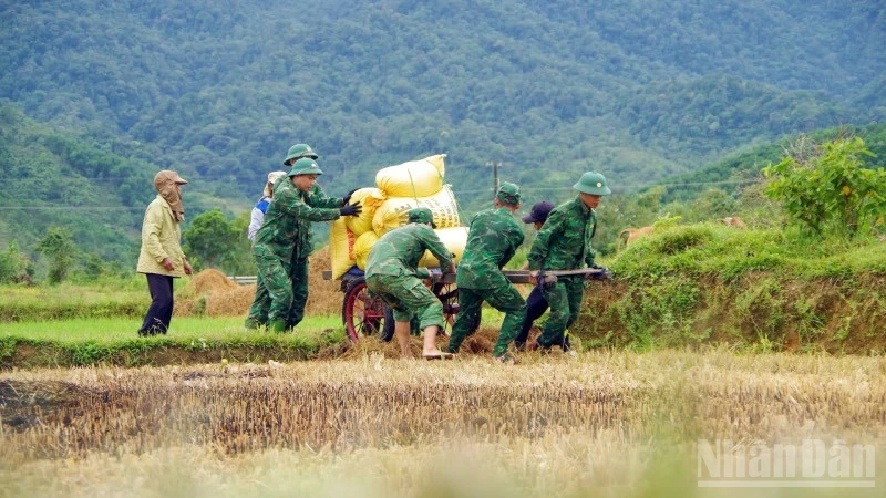 Cùng nhân dân tăng gia sản xuất, bảo vệ đường biên, mốc giới.