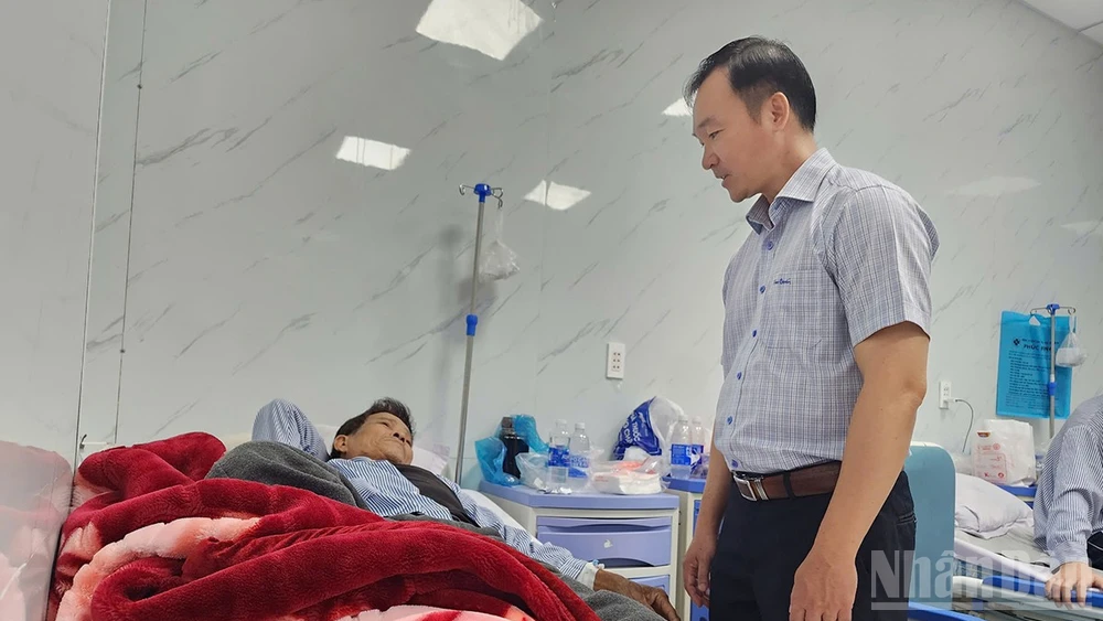 Phó Giám đốc Sở Y tế tỉnh Quảng Ngãi Đỗ Ngọc Hòa thăm hỏi, động viên bệnh nhân bị ngộ độc thực phẩm nghi do ăn bánh mì đang điều trị Bệnh viện đa khoa tư nhân Phúc Hưng.