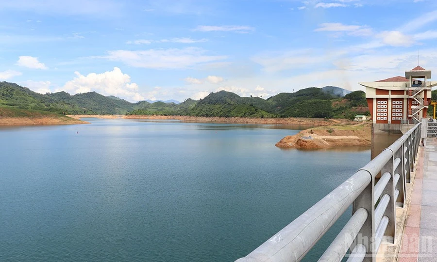 Hồ chứa nước Nước Trong, hồ chứa có dung tích lớn nhất tỉnh Quảng Ngãi tiến hành tăng lưu lượng điều tiết từ 15 giờ ngày 1/12 để chủ động ứng phó với mưa lũ.