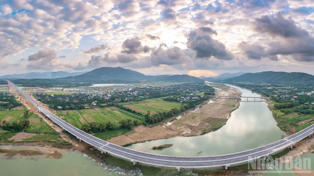 Đường cao tốc Quảng Ngãi-Hoài Nhơn như một dải lụa vắt qua nhiều vùng quê, kết nối các vùng kinh tế trọng điểm.