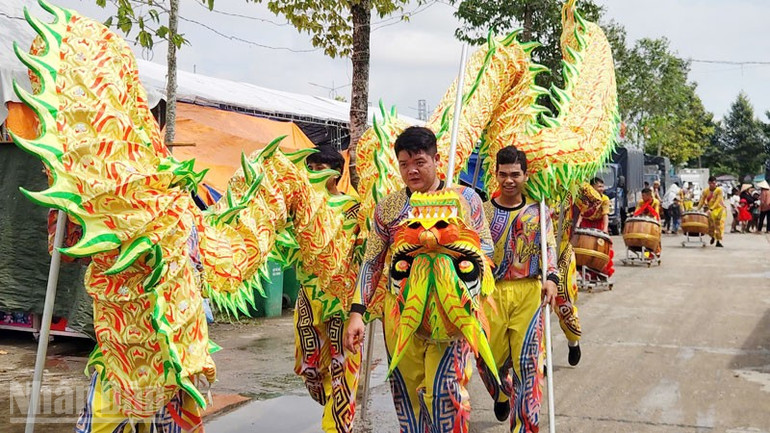 Löwen- und Drachentanzvorführungen sind Teil des Kultur-, Sport- und Tourismusfestivals der Khmer in der Provinz An Giang. ndo_bl_4.jpg