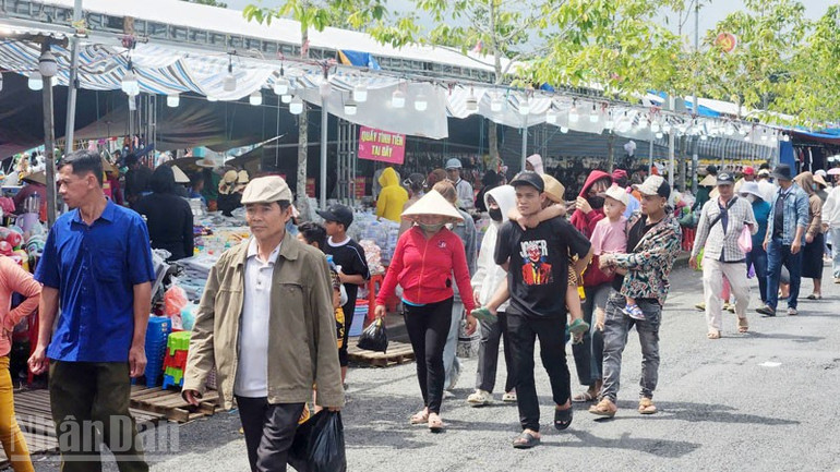 Besucher besichtigen die Handelsmesse im Rahmen des Khmer-Kultur-, Sport- und Tourismusfestivals in der Provinz An Giang. ndo_bl_3.jpg