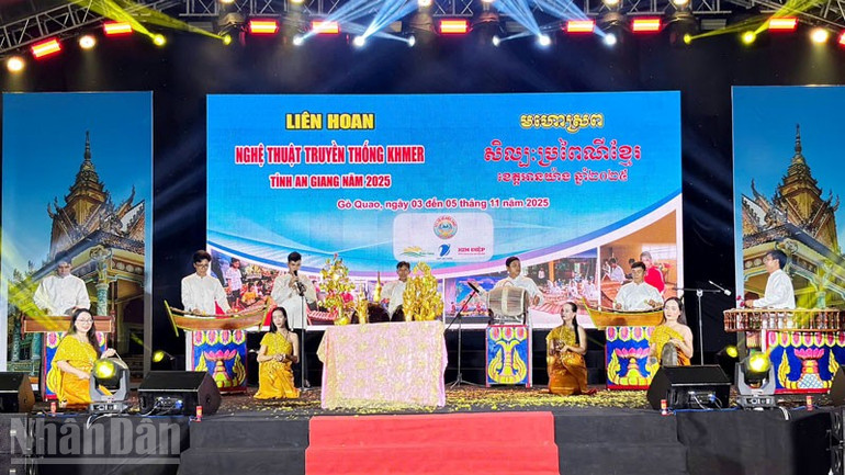 Aufführung traditioneller Musikinstrumente beim Khmer Traditional Arts Festival in der Provinz An Giang im Jahr 2025. ndo_bl_5.jpg