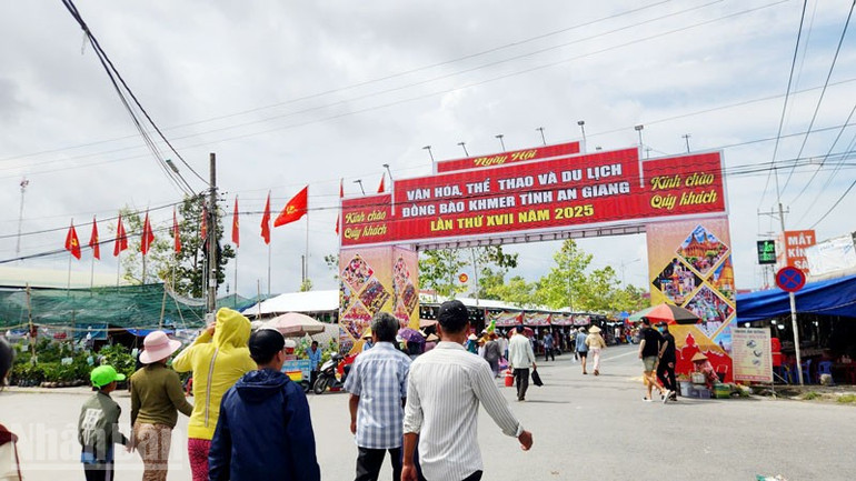 Menschen besuchen das Kultur-, Sport- und Tourismusfestival der Khmer in der Provinz An Giang, in der Gemeinde Go Quao. ndo_bl_2.jpg