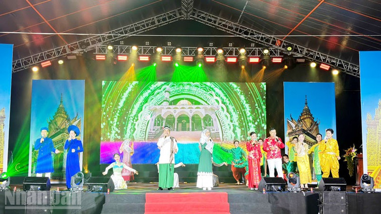 Kunstdarbietungen der Kinh, Hoa und Khmer beim Khmer-Kultur-, Sport- und Tourismusfestival der Provinz An Giang. ndo_bl_6.jpg