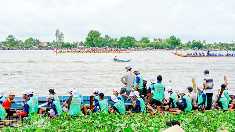 Die Ngo-Bootsrennen gelten als die „Seele“ des Khmer-Kultur-, Sport- und Tourismusfestivals in der Provinz An Giang. ndo_bl_8.jpg