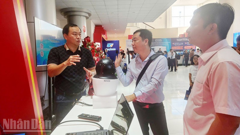 ບັນດາຜູ້ແທນໄປຢ້ຽມຢາມຮູບແບບເຕັກໂນໂລຢີໃຫມ່. ndo_bl_4.jpg