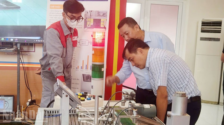 ຜູ້ແທນໄປຢ້ຽມຢາມຮູບແບບເຕັກໂນໂລຊີ. ndo_bl_1.jpg