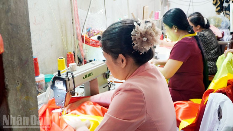Lao động may cờ Đảng, cờ Tổ quốc tại nhà bà Thu. ndo_bl_3.jpg
