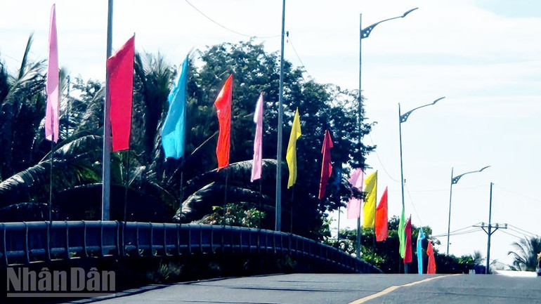 Bà Nguyễn Kiều Thu còn may các loại cờ phướn, cờ chuối. ndo_bl_7.jpg