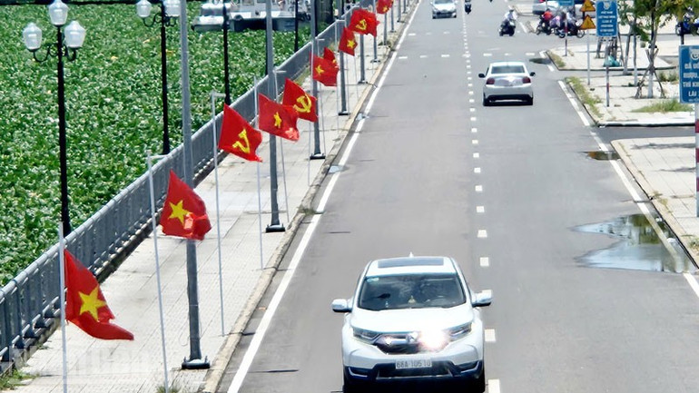 Cờ Đảng, cờ Tổ quốc do bà Nguyễn Kiều Thu may có mặt nhiều ở nơi. ndo_bl_5.jpg
