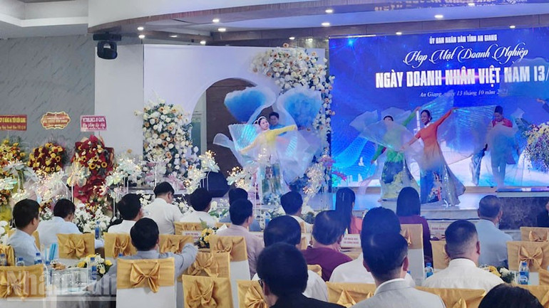 Quang cảnh họp mặt. ndo_bl_1.jpg