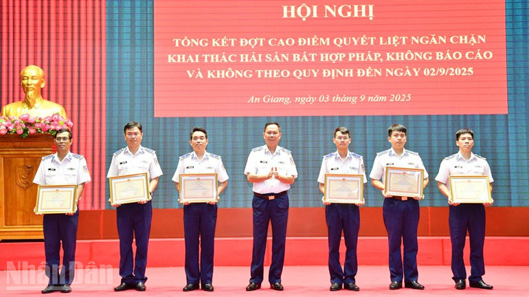 Thiếu tướng Nguyễn Văn Dũng, Bí thư Đảng ủy, Chính ủy Bộ Tư lệnh Vùng Cảnh sát biển 4 trao thưởng cho các tập thể, cá nhân có thành tích tốt trong đợt cao điểm. ndo_bl_2.jpg