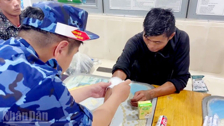 Lực lượng chức năng Bộ Tư lệnh Vùng Cảnh sát biển 4 kiểm tra sức khỏe, băng bó cho các ngư dân gặp nạn. ndo_bl_4.jpg