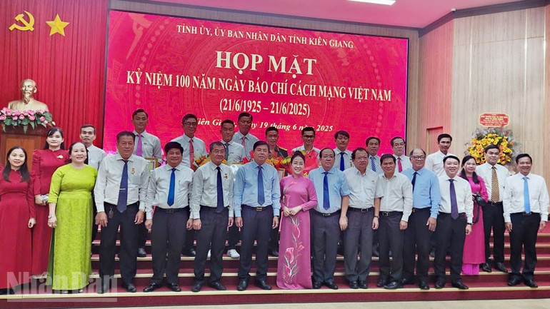 Các đại biểu, nhà báo chụp ảnh lưu niệm với lãnh đạo tỉnh Kiên Giang. ndo_bl_3.jpg