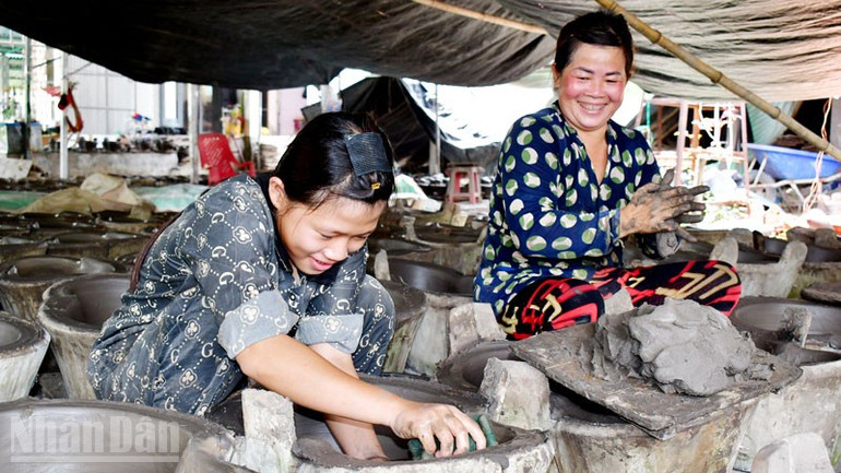 Phụ nữ khu phố Đầu Doi, xã Hòn Đất hoàn thiện sản phẩm lò đất. ndo_bl_3.jpg
