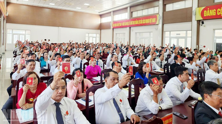 Đại biểu biểu quyết thông qua nghị quyết Đại hội. ndo_bl_3.jpg