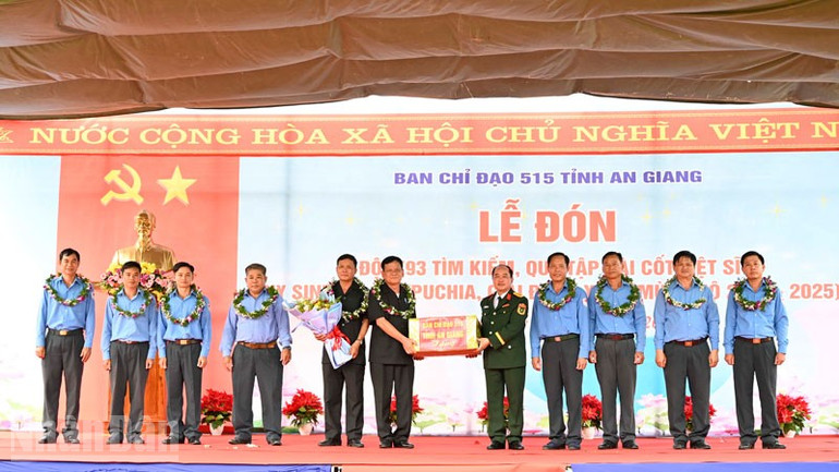Ban Chỉ đạo 515 tỉnh An Giang tặng quà, động viên Đội K93 (Bộ Chỉ huy Quân sự tỉnh An Giang). (Ảnh: PHƯƠNG VŨ) ndo_bl_2.jpg