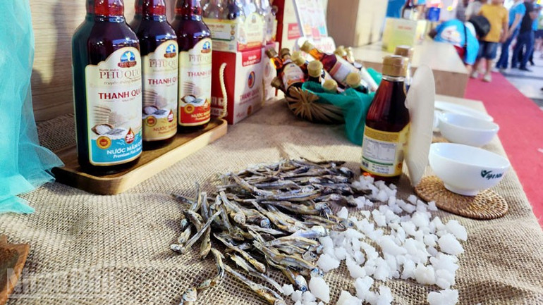 Nguyên liệu làm ra nước mắm Phú Quốc. ndo_bl_3.jpg