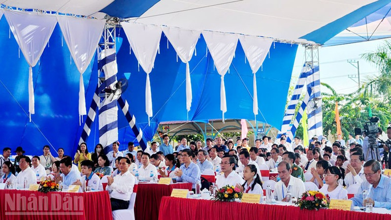 ບັນດາຜູ້ແທນເຂົ້າຮ່ວມ. ndo_bl_3.jpg