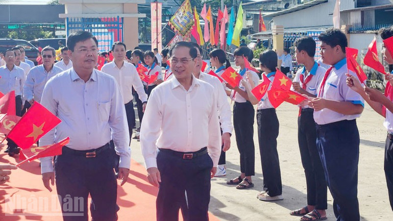 ທ່ານຮອງນາຍົກລັດຖະມົນຕີ ບຸ່ຍແທງເຊີນ ໄດ້ເຂົ້າຮ່ວມພິທີສ້າງຕັ້ງໂຮງຮຽນປະຖົມ ແລະ ມັດທະຍົມວິ້ງຢາ. ndo_bl_2.jpg