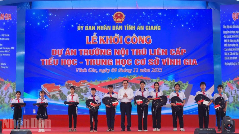 ທ່ານຮອງນາຍົກລັດຖະມົນຕີ ບຸ່ຍແທງເຊີນ ໄດ້ມອບຂອງຂວັນ ແລະ ທຶນການສຶກສາ 20 ທຶນໃຫ້ບັນດານັກຮຽນດີເດັ່ນທີ່ມີຄວາມຫຍຸ້ງຍາກຢູ່ໂຮງຮຽນປະຖົມ ແລະ ມັດທະຍົມ Vinh Gia. ndo_bl_3-9317.jpg