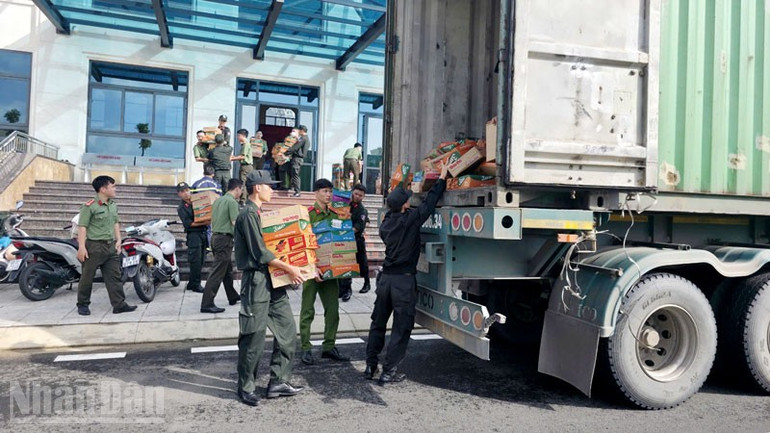 Đoàn viên thanh niên công an tỉnh An Giang đưa hàng hoá lên xe tải để xuất phát. ndo_bl_2.jpg