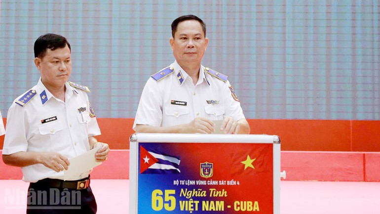 Lãnh đạo Bộ Tư lệnh Vùng Cảnh sát biển 4 quyên góp ủng hộ nhân dân Cuba. ndo_bl_3-7742.jpg