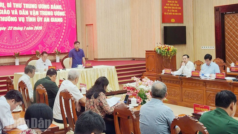 Ủy viên Trung ương Đảng, Bí thư Tỉnh ủy An Giang Nguyễn Tiến Hải phát biểu tại buổi làm việc. ndo_bl_3.jpg