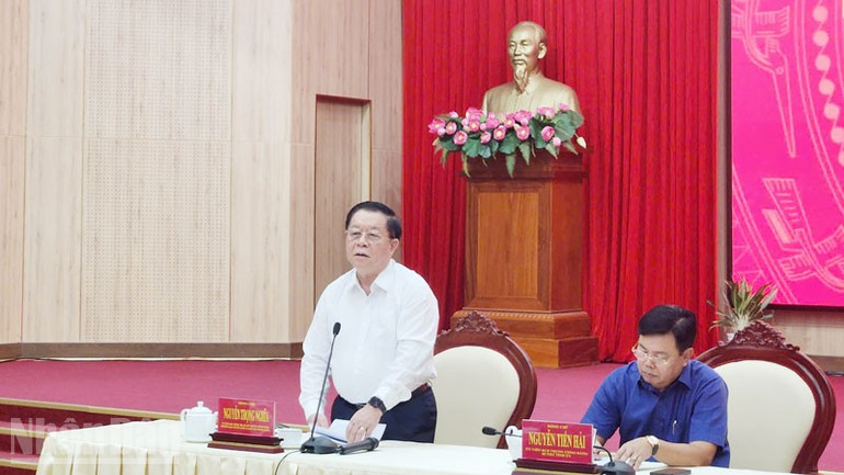 Đồng chí Nguyễn Trọng Nghĩa phát biểu chỉ đạo tại buổi làm việc với Ban Thường vụ Tỉnh ủy An Giang. ndo_bl_2.jpg