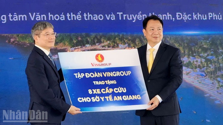 Tập đoàn Vingroup đã bàn giao xe cứu thương và trang thiết bị y tế hiện đại cho Sở Y tế tỉnh An Giang. ndo_bl_2.jpg