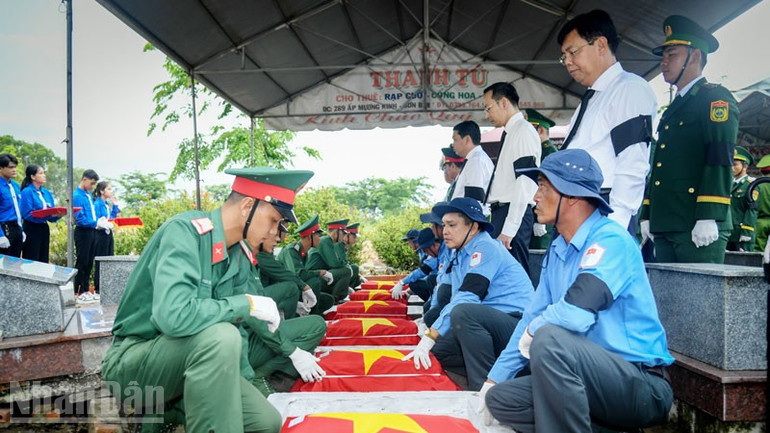 Nghi thức truy điệu, an táng 32 hài cốt liệt sĩ quân tình nguyện và chuyên gia Việt Nam tại nghĩa trang Liệt sĩ huyện Hòn Đất. ndo_bl_2.jpg