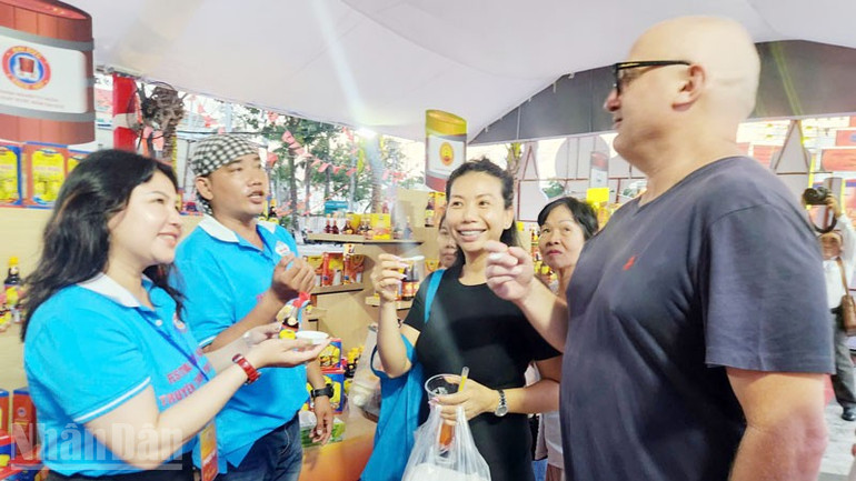 Du khách thưởng thức nước mắm Phú Quốc. ndo_bl_3.jpg
