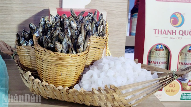 Nguyên liệu làm ra nước mắm Phú Quốc. ndo_bl_7.jpg