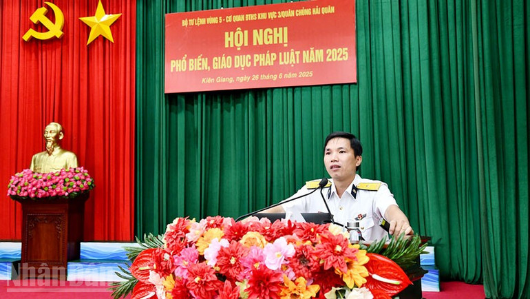 Báo cáo viên Cơ quan Điều tra Hình sự khu vực 3-Quân chủng Hải quân truyền đạt nội dung tại hội nghị. ndo_bl_2.jpg