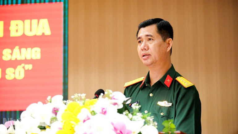 Đại tá Huỳnh Văn Khởi, Chính ủy Bộ Chỉ huy Quân sự tỉnh An Giang phát động thi đua. (Ảnh: PHƯƠNG VŨ) ndo_bl_2.jpg