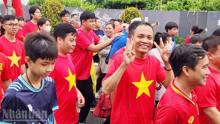 Nhiều người vui vẻ hưởng ứng đi bộ. ndo_bl_4.jpg